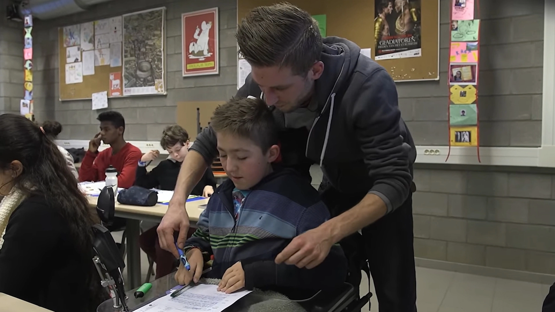 Jorrit en zijn PAB-assistent Jannick in de klas